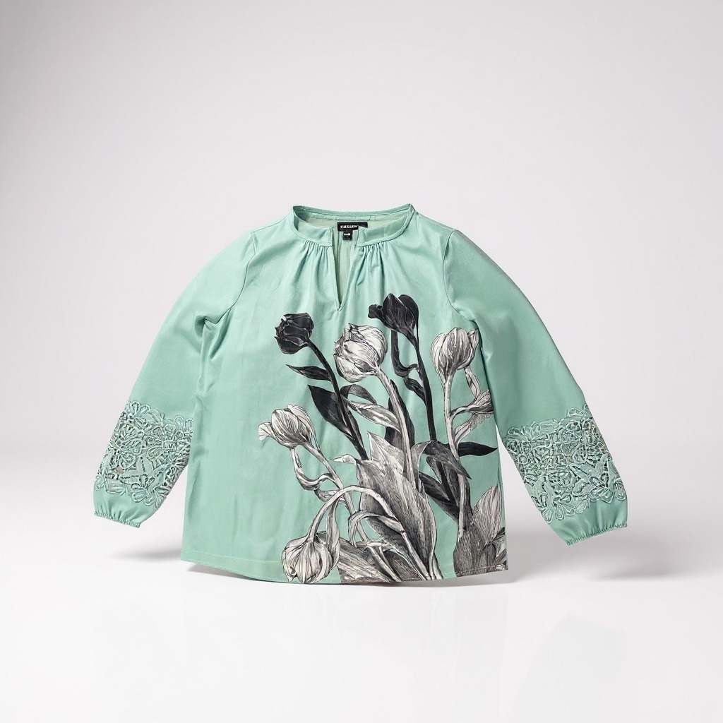 Women’s Small Le Chateau Shirt